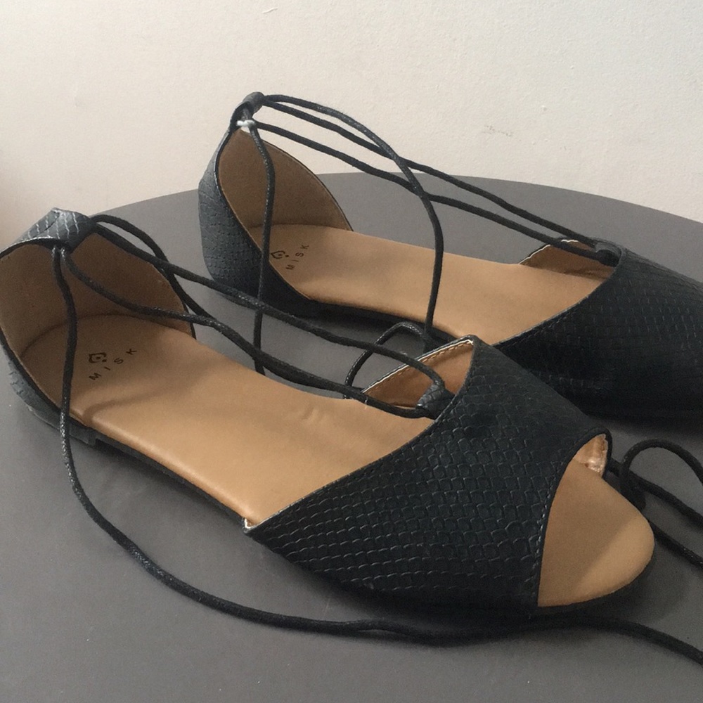 5$ with bundle 🛍 Super cute open toe flats 😉 Like new!